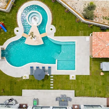 Ultra Lueks Tatil Villasi Hotel